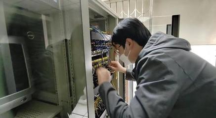 大港油田天然氣公司數智化技術服務中心開展機柜間標準化專項治理工作，提升網絡技術服務可靠性